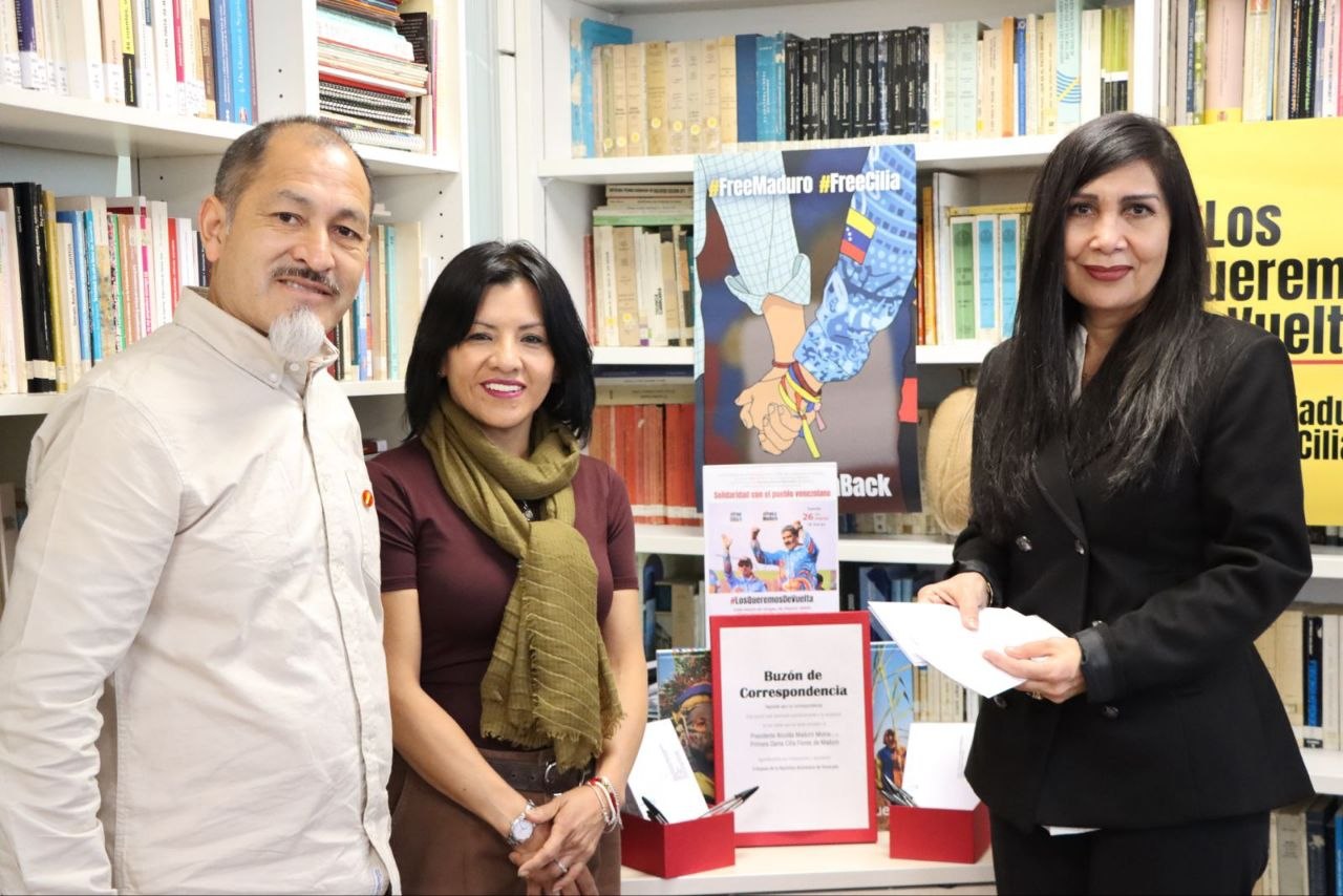 Cartas de solidaridad para pareja presidencial venezolana siguen llegando a la Embajada en España